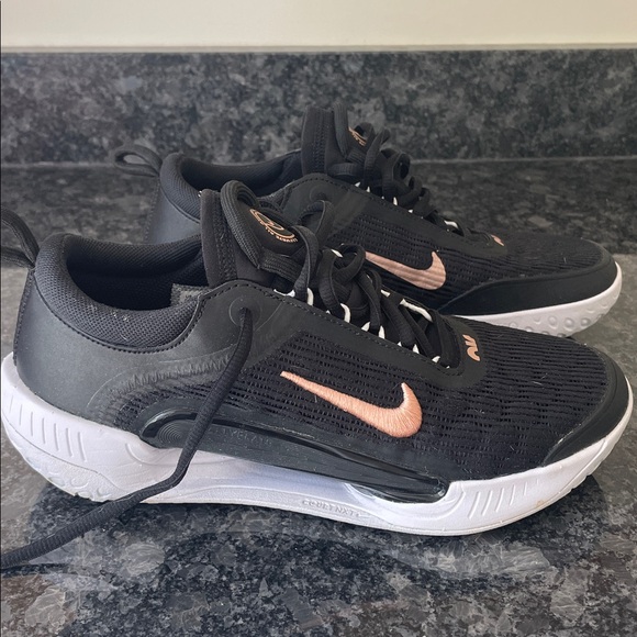 Women's Nike Zoom Court NXT HC Black Metallic Red Bronze Tennis Sneaker Size 8.5 - Picture 1 of 8